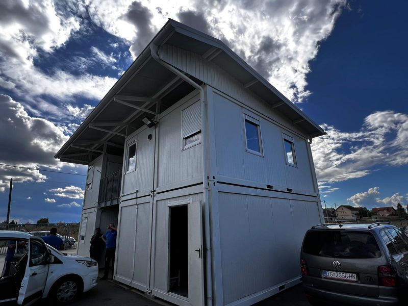 Nadstrešnica 3